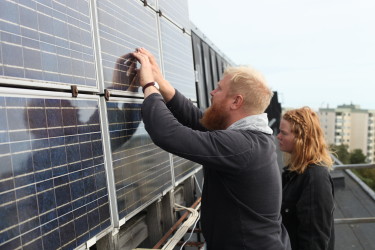 Johan Paradis och Maria Sandström från Paradisenergi framför Sveriges äldsta solcellsanläggning i Huvudsta, Stockholm.