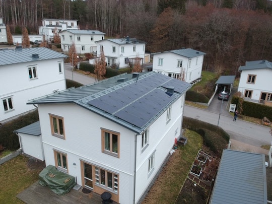 Solceller på falsat plåttak i Mölndal