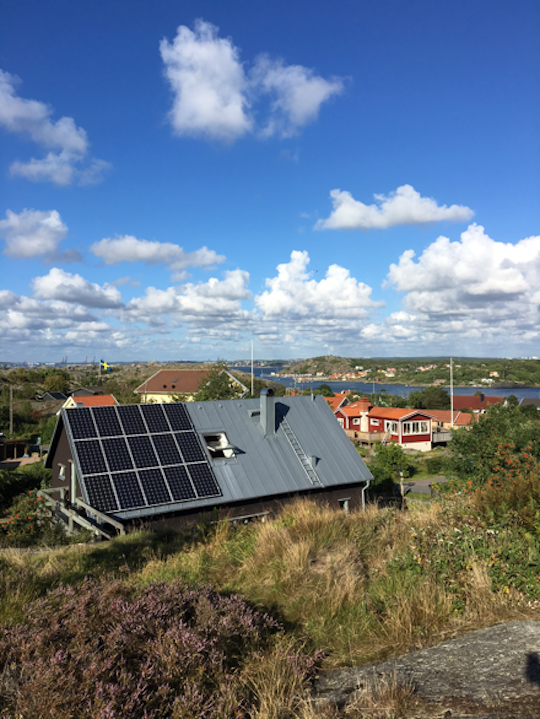 Ett av solcellshusen på Brännö i Göteborgs södraskärgård