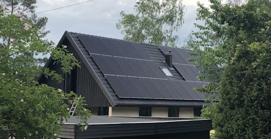 Solceller på svart betongtegeltak i Täby