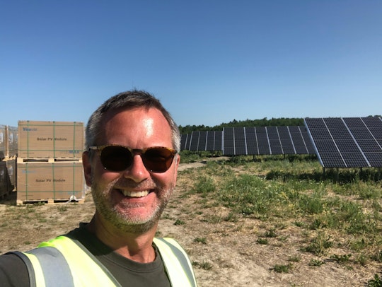 Jonas Weissglas, delägare på Energiengagemang, framför solcellsparken i Strängnäs