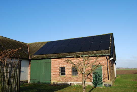 Solceller på en vacker gammal gård i Österlen