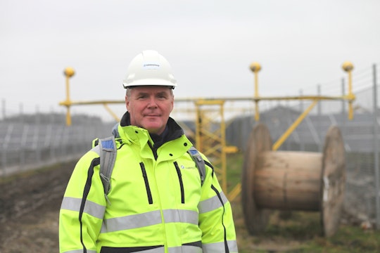 Tommy Schröder Andersen, projektledare hos Göteborg Energi, står isolcellsparken framför en landningslampa tillhörande Säveflygplats