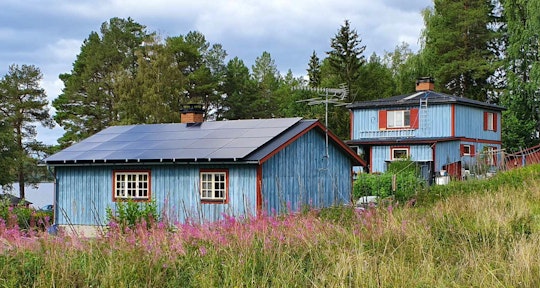 Solceller på en vacker gård i Jämtland